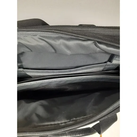 Briggs & Riley Travelware Expandable 17"x 13" Cabin Laptop Bag Black BB104X-4 - Picture 8 of 11